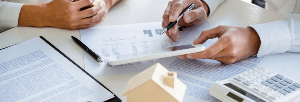 Homme calculant le montant de son apport personnel immobilier