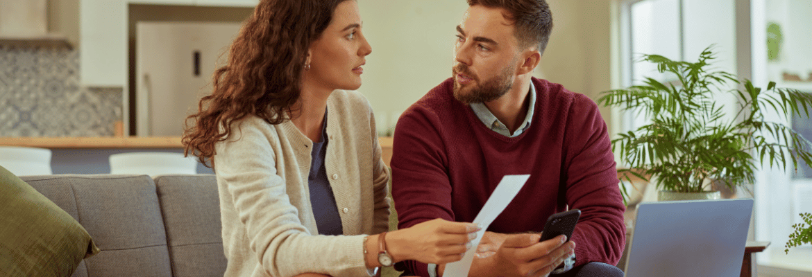 Couple réfléchissant à la rétraction du compromis de vente