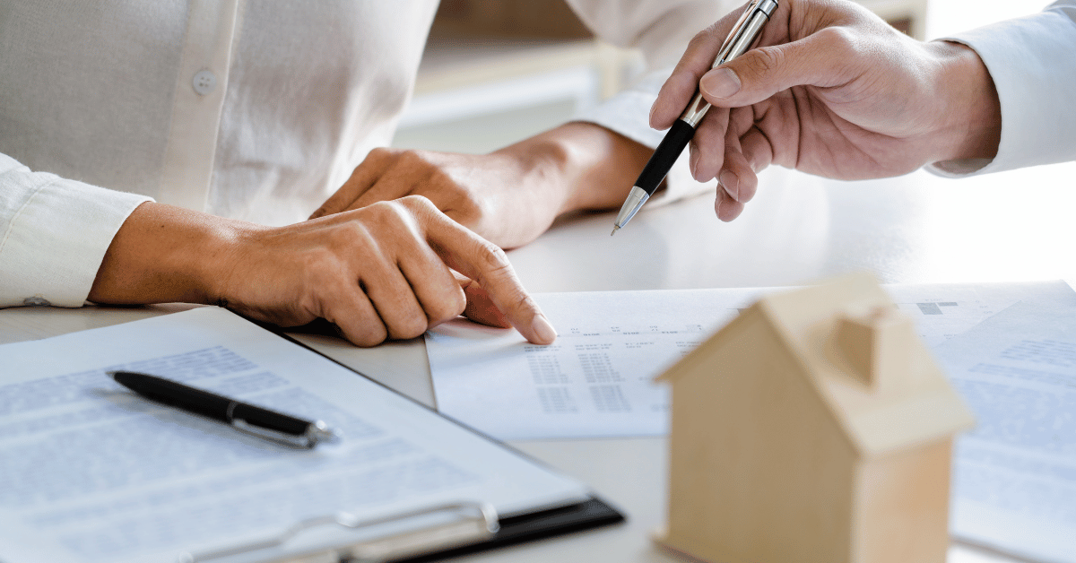 Couple signant un contrat immobilier avec agent