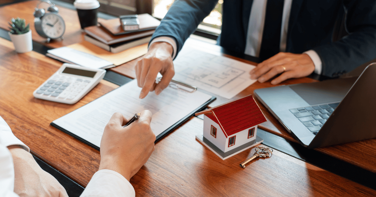 Couple signant un contrat immobilier avec un conseiller bancaire