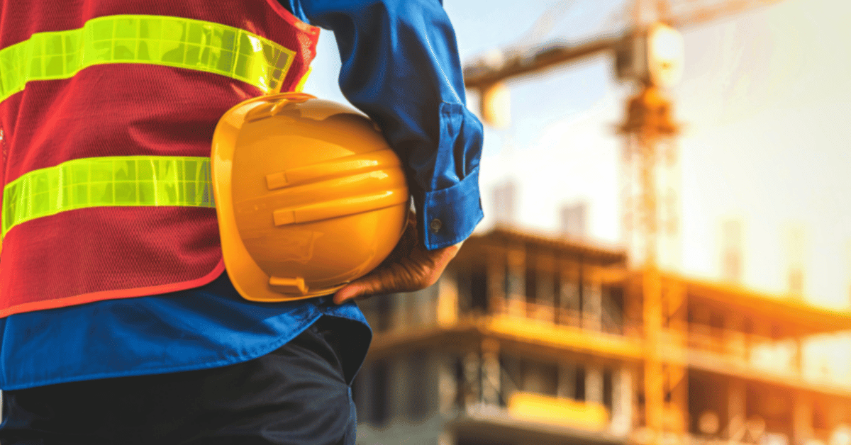 Chantier immobilier neuf avec grues et matériaux de construction et ouvrier