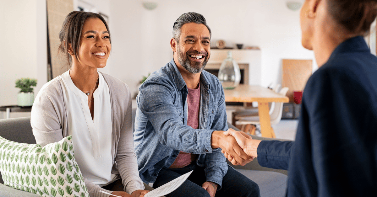 Couple serrant main agent immobilier