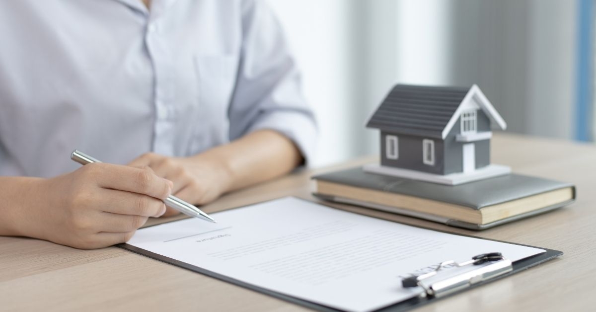 Dossier de surendettement : relevés bancaires et courriers à trier sur une table