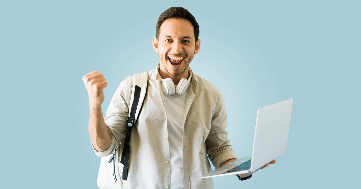 Jeune content avec ordinateur ouvert