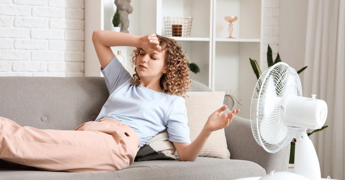 Femme devant ventilateur