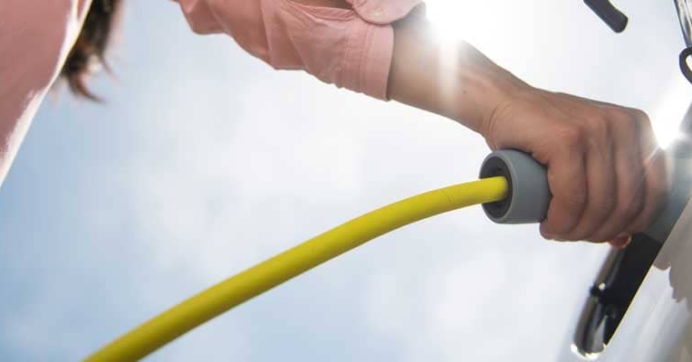 Rachat de crédit : comment financer l'achat d'une voiture électrique ?