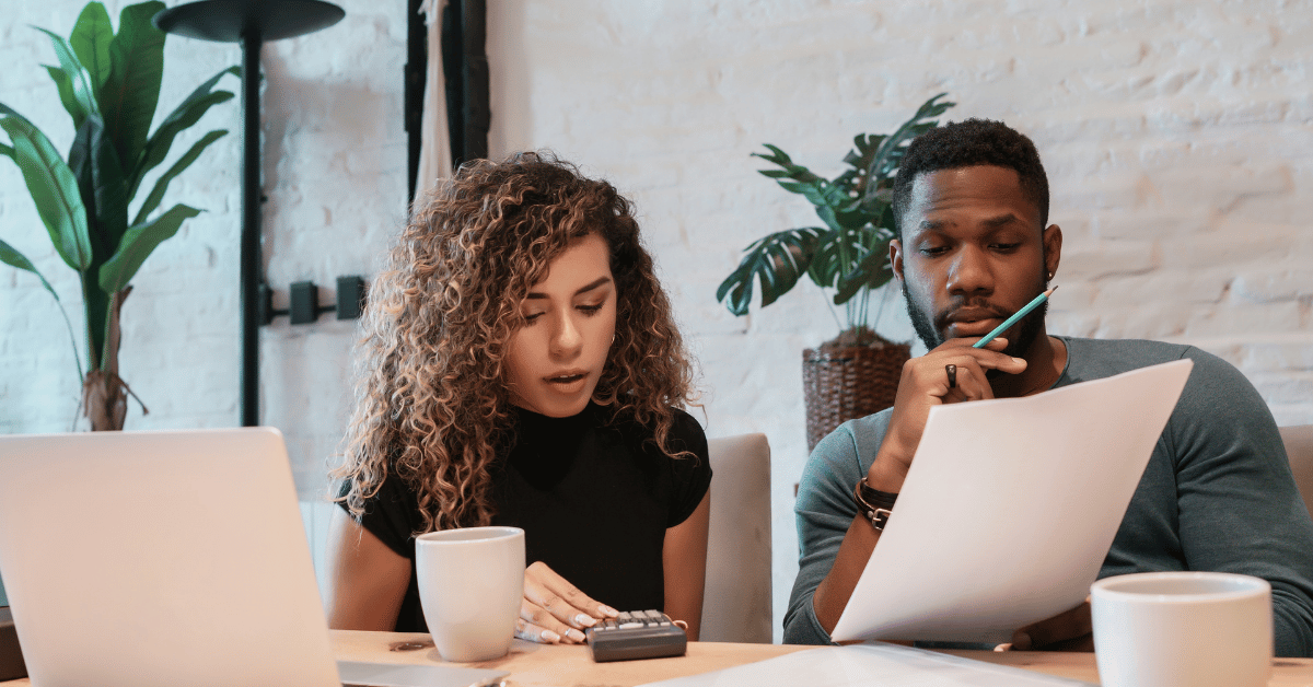 Couple regardant papiers sur la table