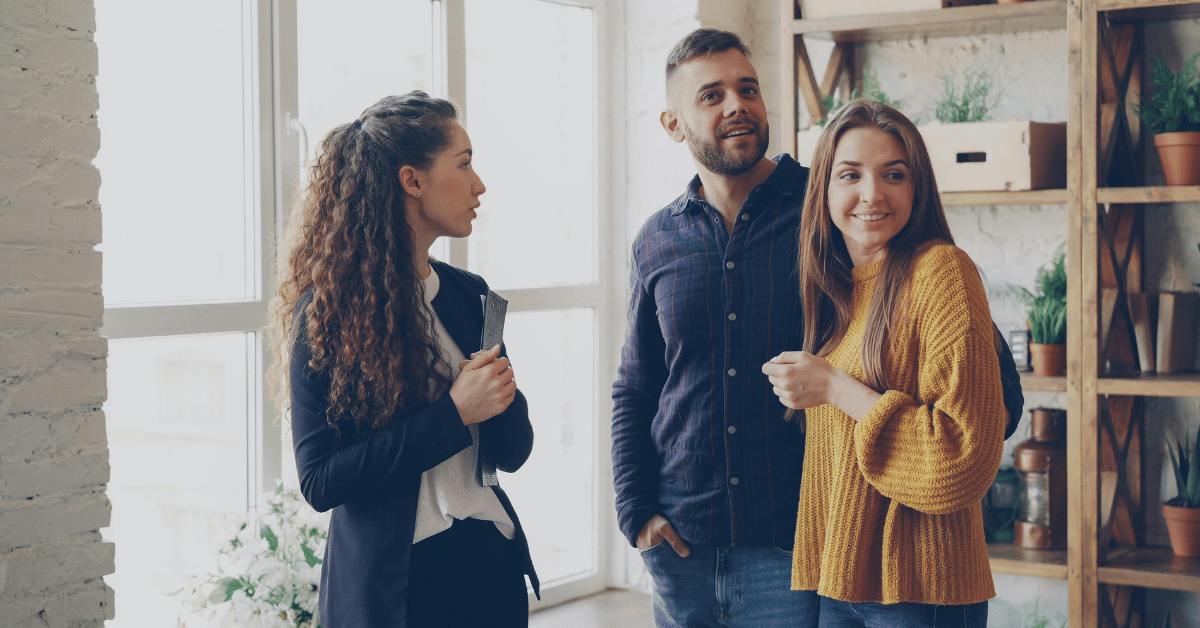 Couple visitant logement avec agent immobilier