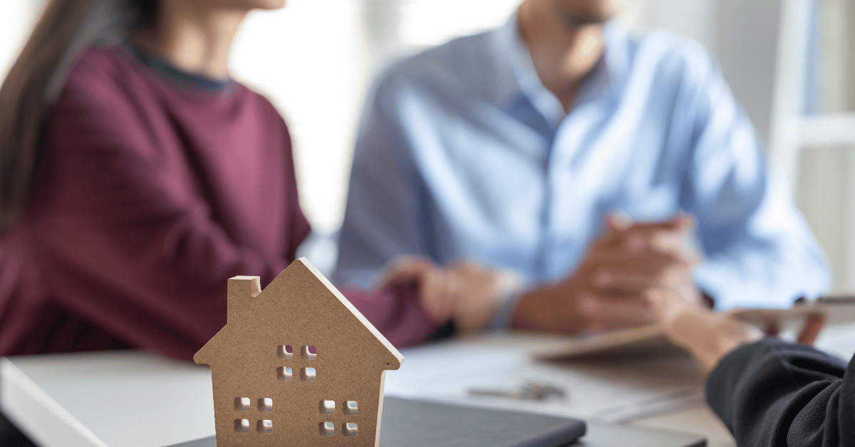 Couple signant un contrat immobilier avec un conseiller bancaire