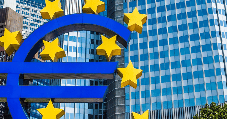 Dégradation de la note de la dette par Fitch et maintien des taux BCE : quelles conséquences sur le crédit immobilier ?