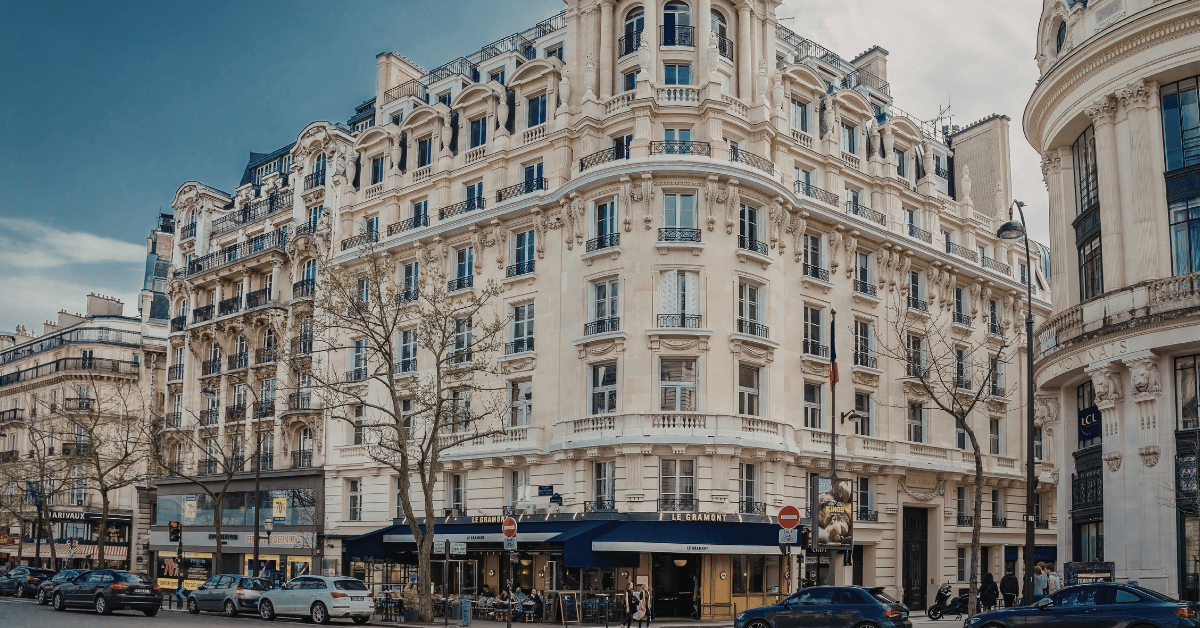 Façade d'immeuble neuf parisien avec balcons modernes
