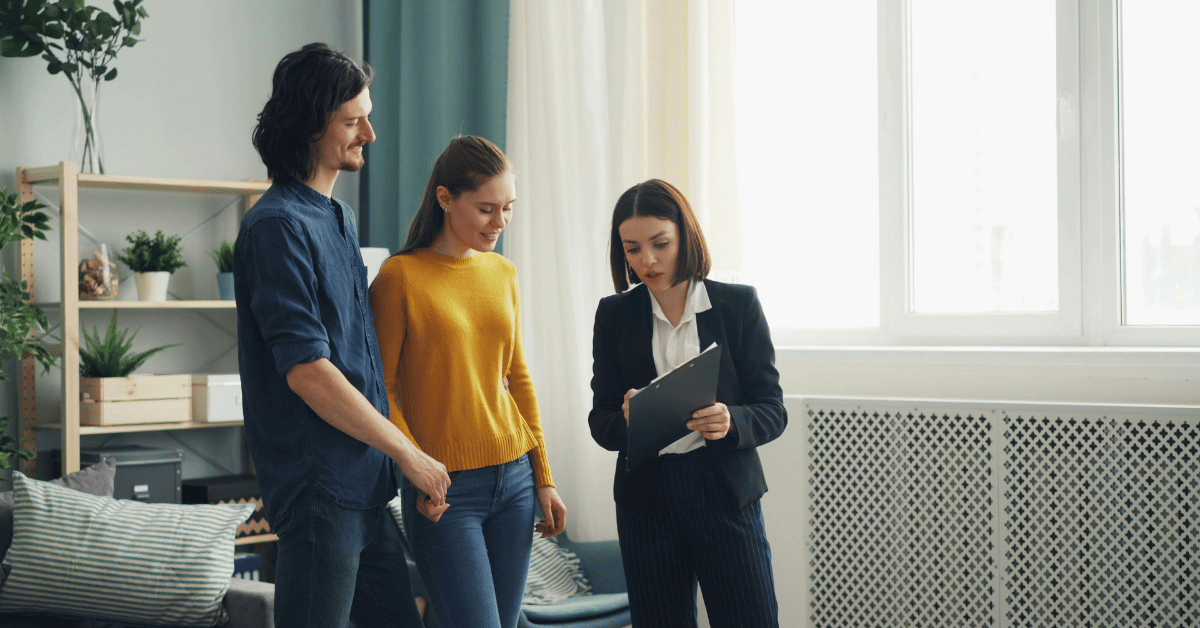 Couple visitant bien immobilier