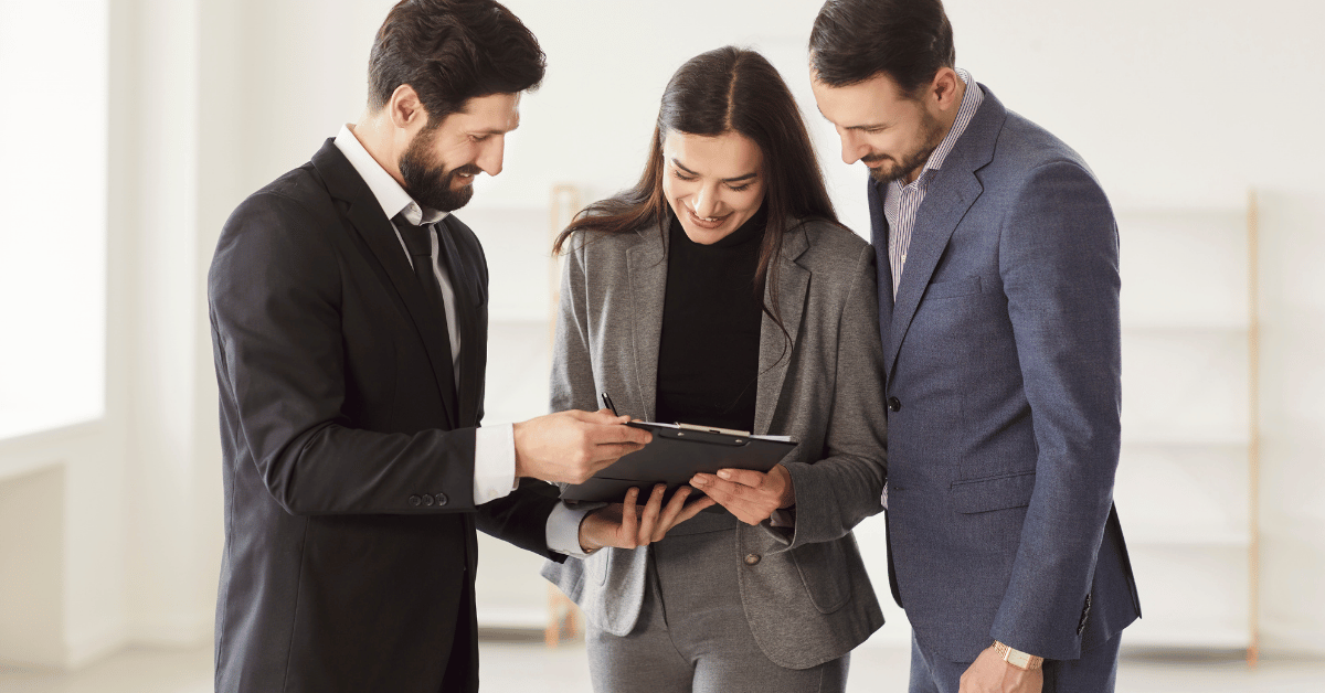 Couple visitant logement avec agent immobilier