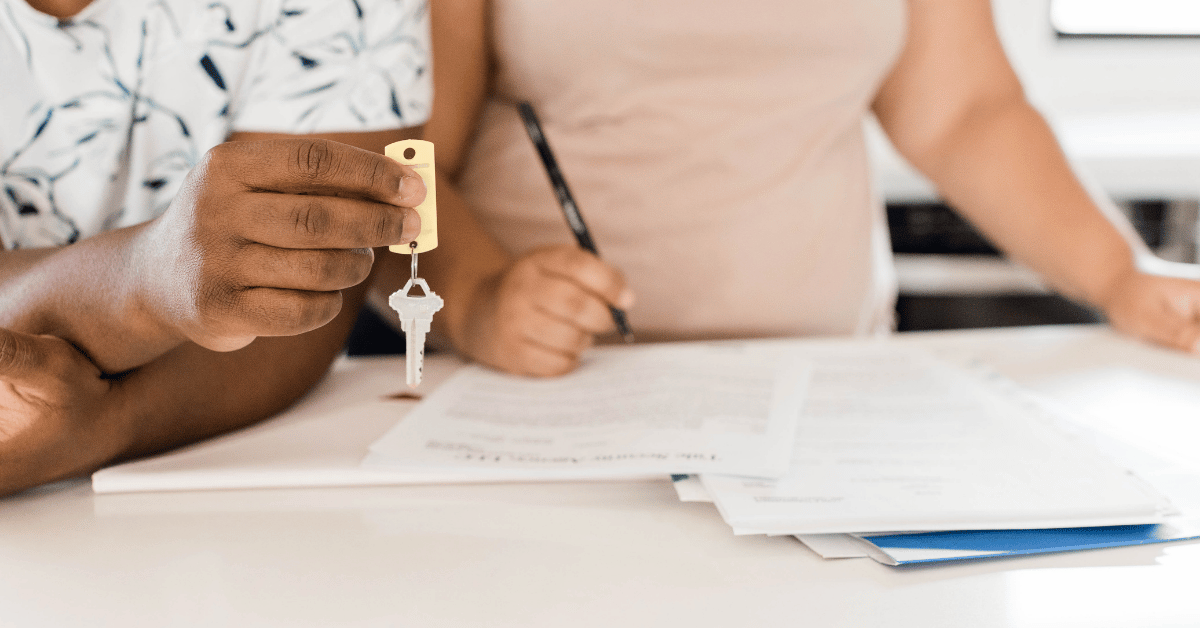  Couple signant un contrat immobilier avec clés de maison