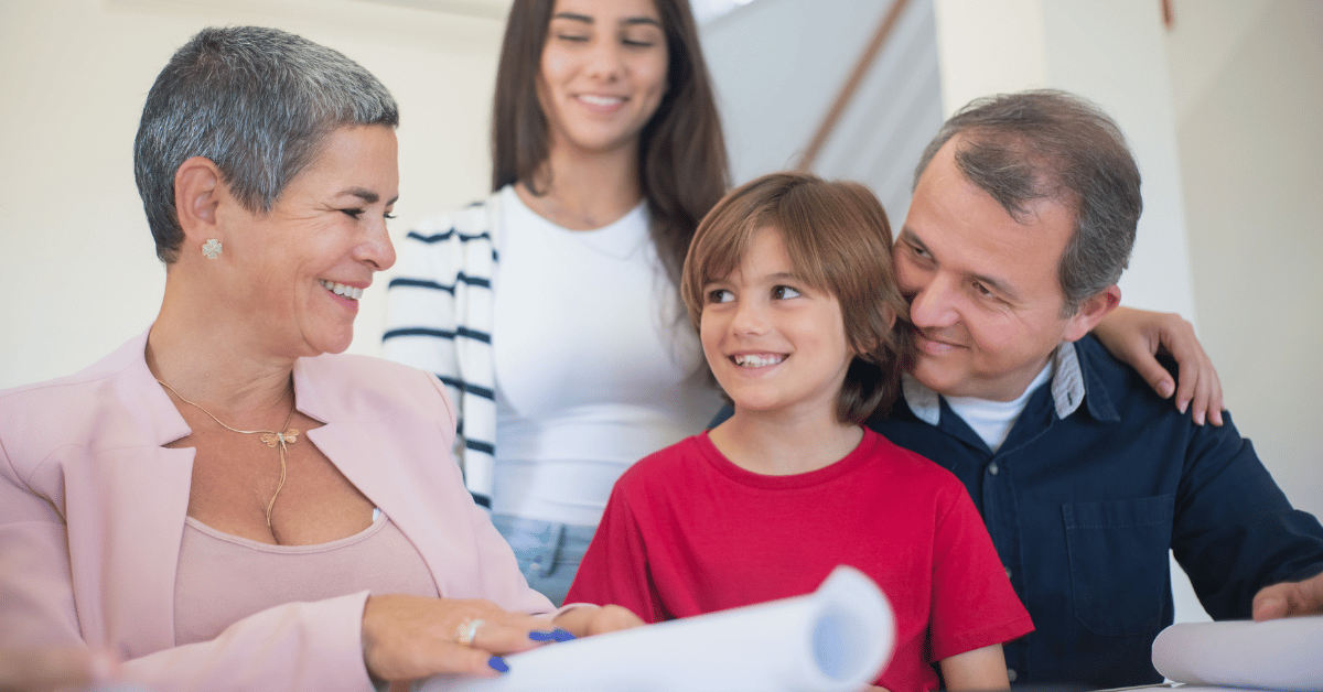 Parents et enfant adulte signant documents chez notaire