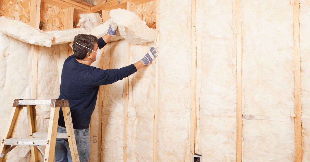 Artisan isolant les murs d'une maison individuelle