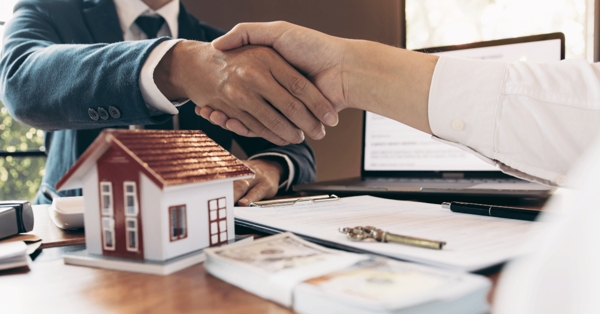 Serrage de main après signature contrat immobilier