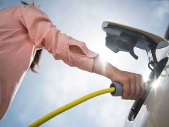 Rachat de crédit : comment financer l'achat d'une voiture électrique ?